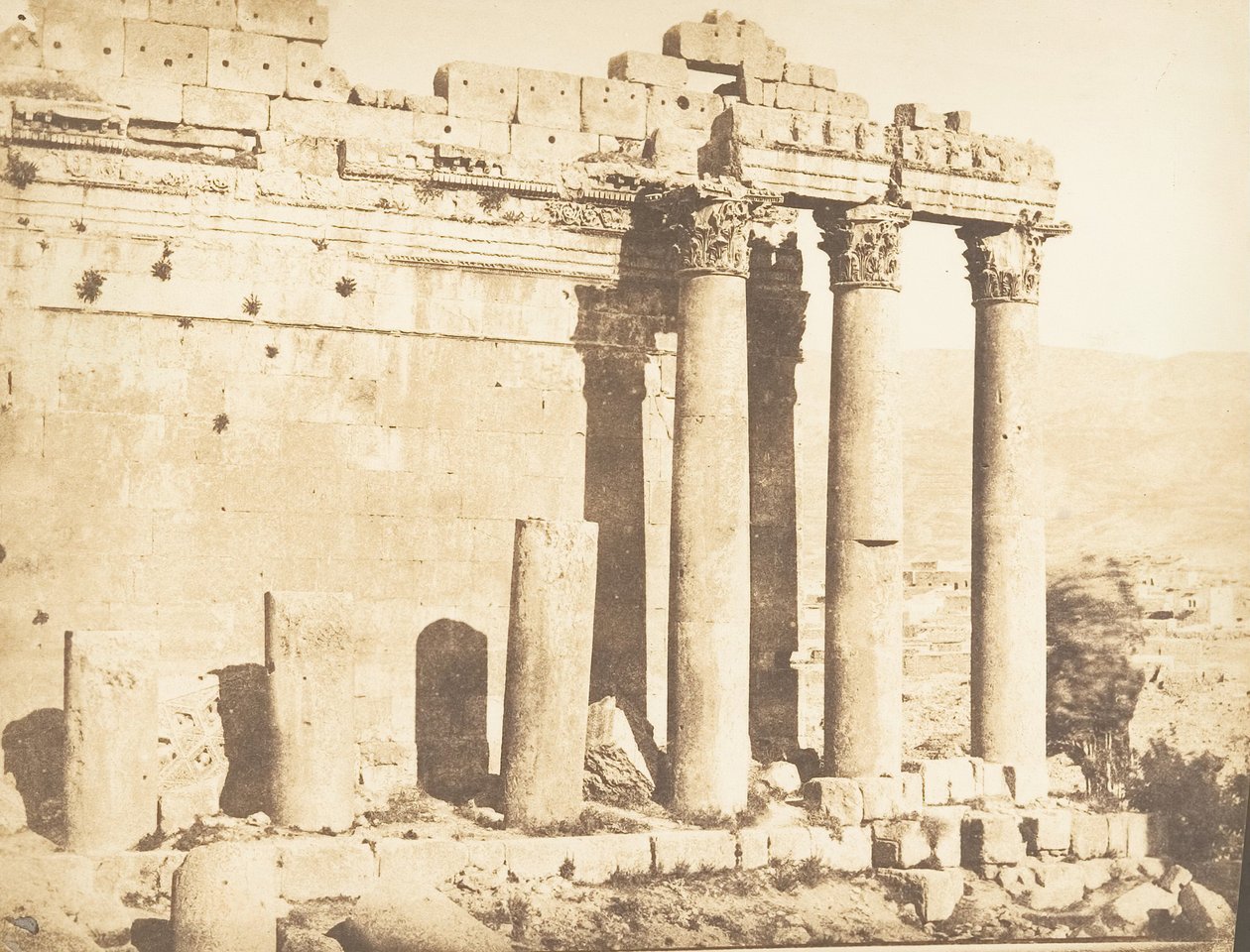 朱庇特神庙的西侧柱廊，Baâlbek Heliopolis，1850年9月15日。 作者 马克西姆·杜营