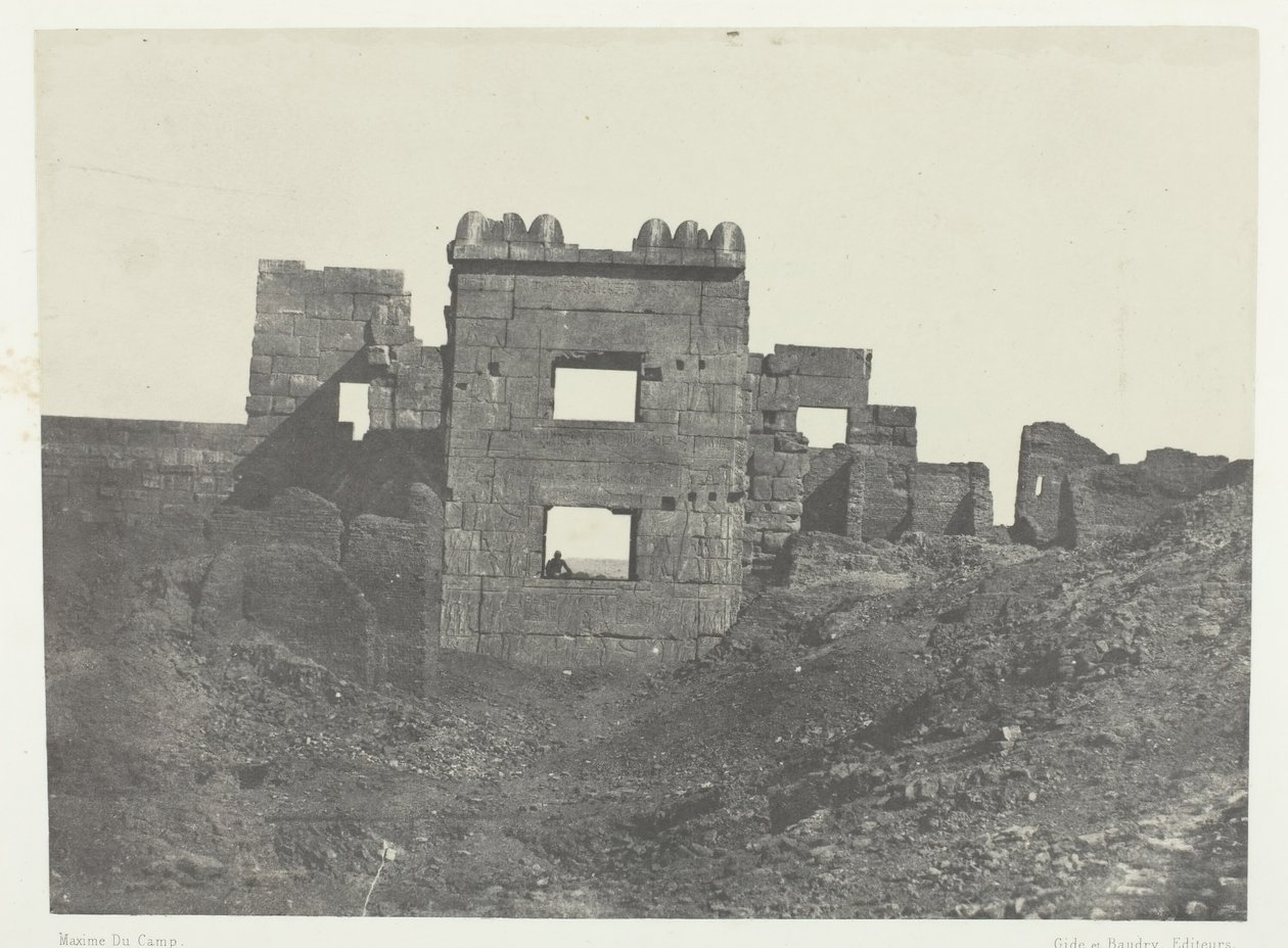 梅迪奈特-哈布，拉美西斯-迈阿蒙妇产科医院的东面，底比斯，184951，1852年印刷。 作者 马克西姆·杜营