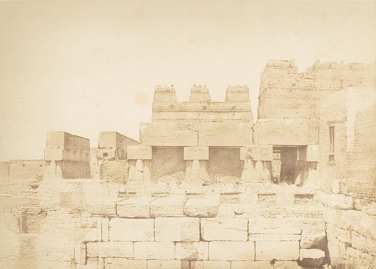 建在卢克索阿蒙赫特普三世宫殿南侧柱廊上的鸽子笼，底比斯，1849-50。 作者 马克西姆·杜营