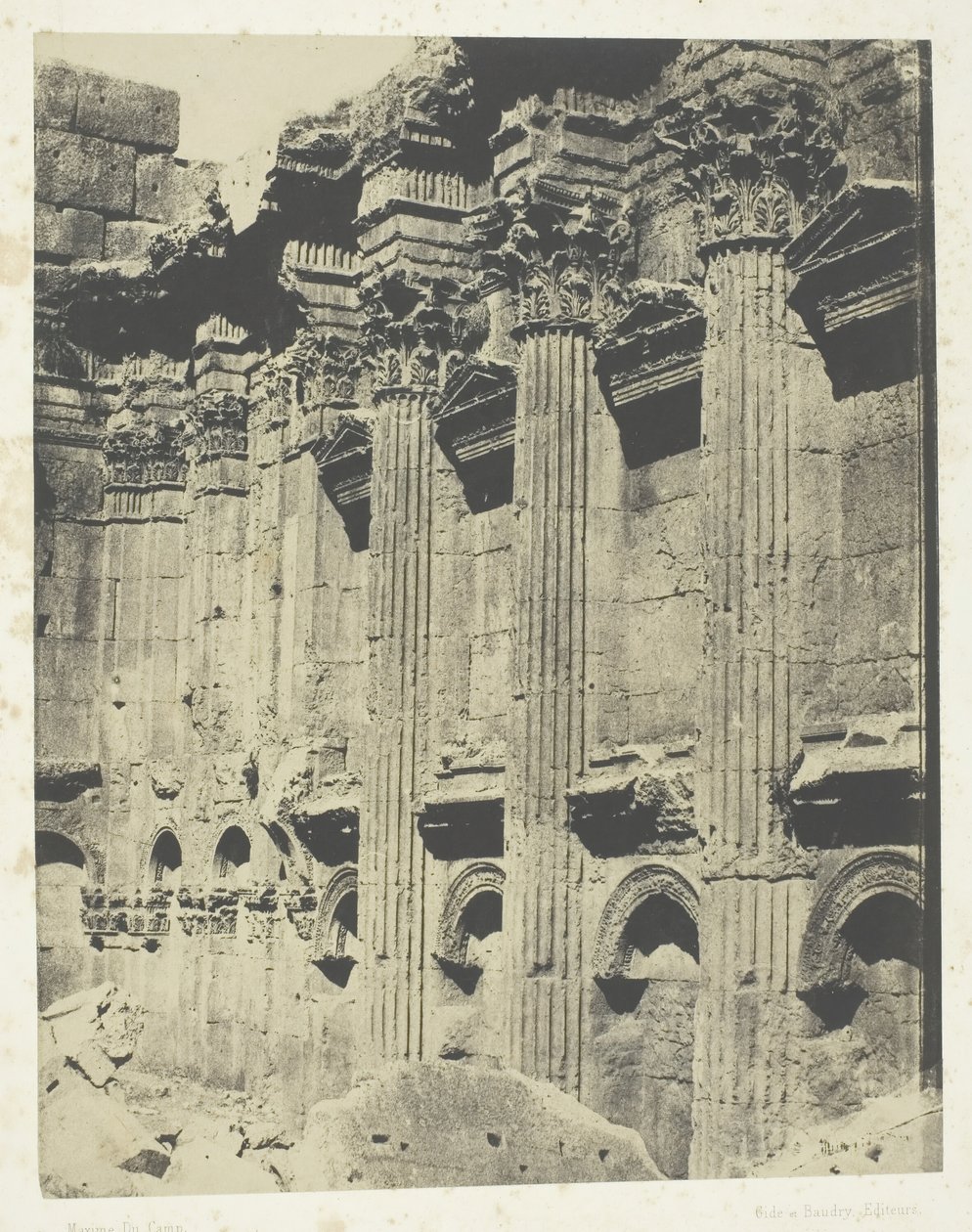 在Baalbeck Heliopolis的朱庇特庙，叙利亚Naos的内部，184951年，1852年印刷。 作者 马克西姆·杜营
