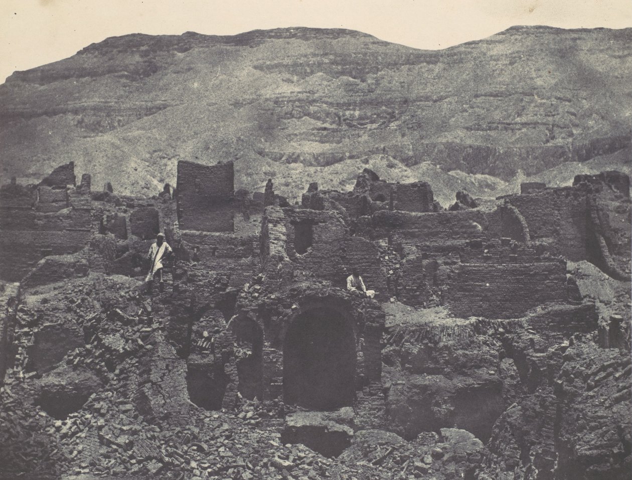 底比斯。Médinet-Habou.帕帕镇的废墟，1850年。 作者 马克西姆·杜营