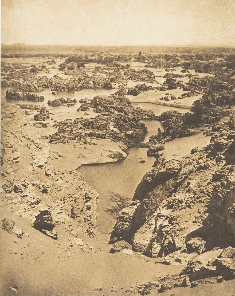 1850年3月24日，从Djebel-Aboucir山顶拍摄的第二条白内障的骑兵景观。 作者 马克西姆·杜营