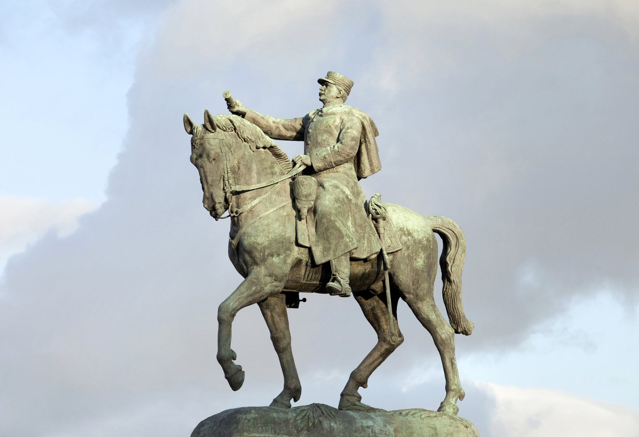 约瑟夫-茹夫尔（1852-1931 年）的骑马雕像，法国军事家、马歇尔，第一次世界大战期间马恩河战役的法国指挥官，马克西姆-雷亚尔-德尔-萨特（1888-1954 年）的青铜雕塑、 作者 马克西姆·雷亚尔·德尔·萨尔特