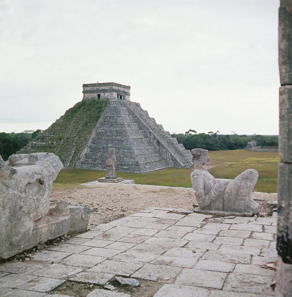 El Castillo，从勇士庙的视图，显示Chacmool 作者 玛雅人