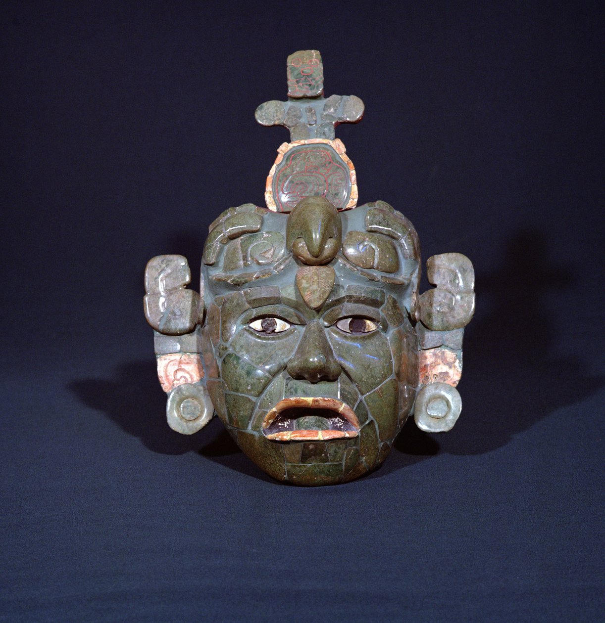 来自Tikal，Peten，危地马拉，早期经典时期（公元200至600年）的葬礼面具（玉，珍珠母和黄铁矿）（另见238269） 作者 玛雅人