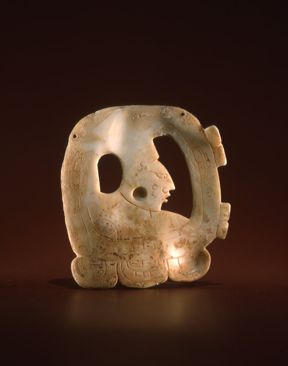 与神Hunahpu（壳）的字形形状的吊坠 作者 玛雅人