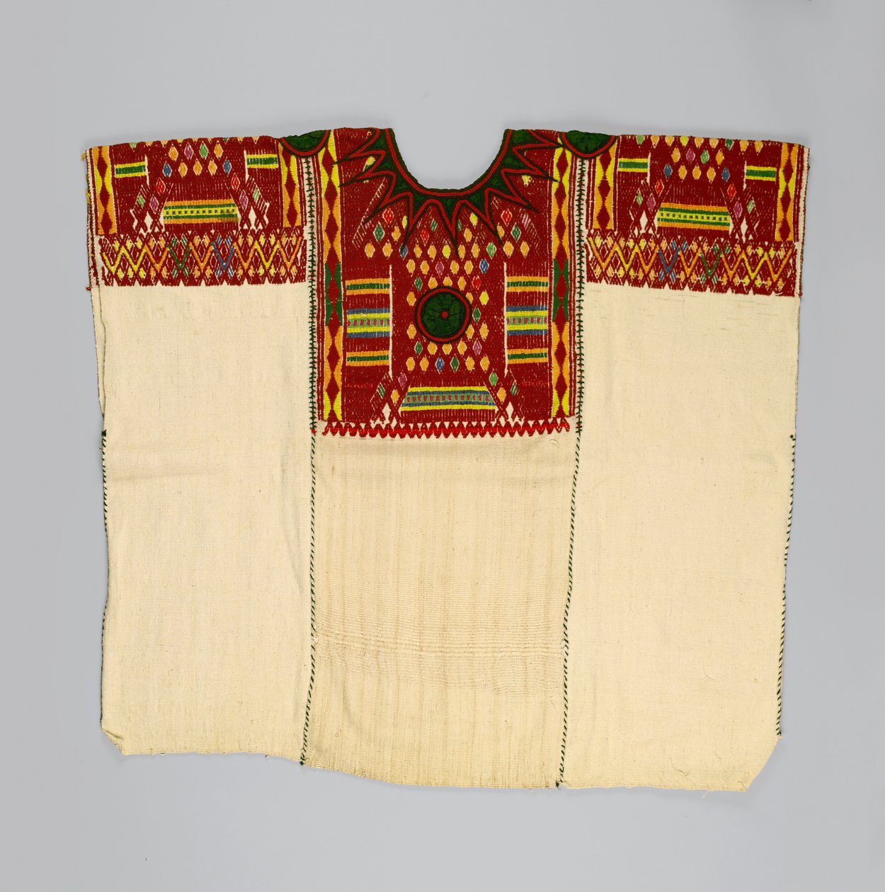 女士衬衫或huipil，来自Chichicastenango，El Quiche，危地马拉，20世纪30年代或40年代（棉和丝绸） 作者 玛雅人