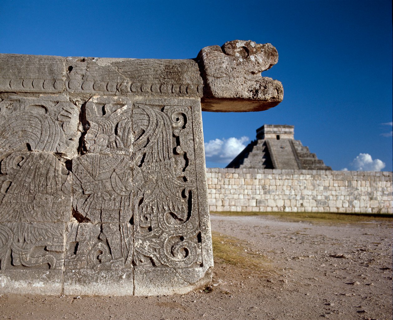 The great ball playground and in the background the castillo, 750-1200 作者 玛雅人