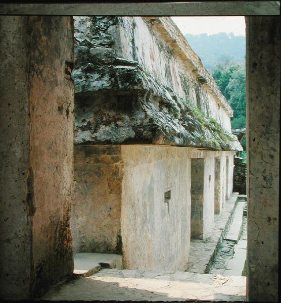 宫殿中的庭院，玛雅古典晚期（照片）。 作者 玛雅玛雅人