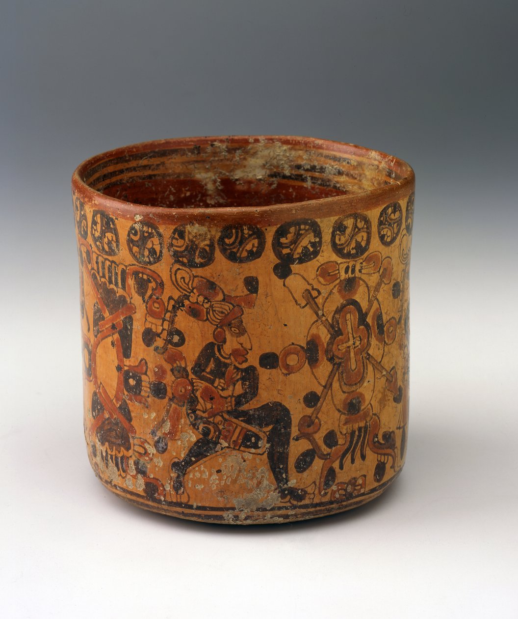 圆柱花瓶，c.650-850（陶瓷，橙色滑漆上有红色和黑色） 作者 玛雅玛雅人