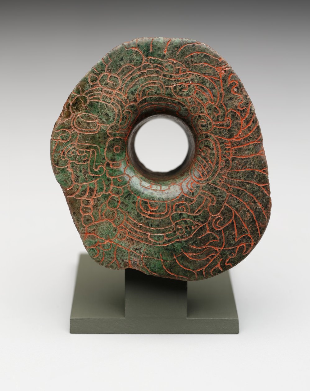 带有主鸟神像切割图的耳饰，约300-500年（翡翠） 作者 玛雅玛雅人