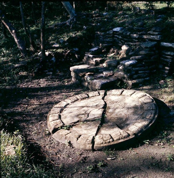球场上的标记，晚期古典时期（公元600-900年）（石头）。 作者 玛雅玛雅人