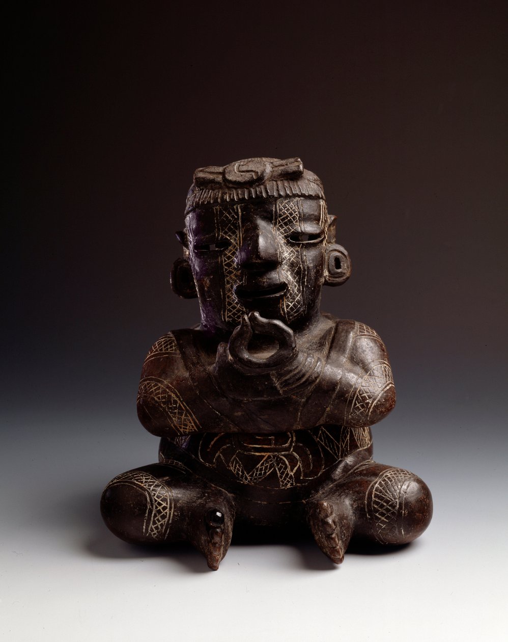 Precolombian art, Maya civilization, initial period: anthropomorphic clay vase depicting a man seated with hands joined in the shape of a circle. From Uaxactun, Guatemala. Sun. h. 21,2 x width 20,2 cm Guatemala, Museo Nazionale di Archeologia e Etnologia - 作者 玛雅玛雅人