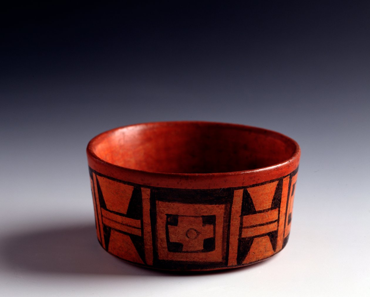 Precolombian art, Mayan civilization, classical period: cut of Bichrome clay decoree of geometric motifs. From Tikal, Quiche, Guatemala Sun. h. 5,7 x diam. 11.5 cm Guatemala, Museo Nazionale di Archeologia e Etnologia 作者 玛雅玛雅人