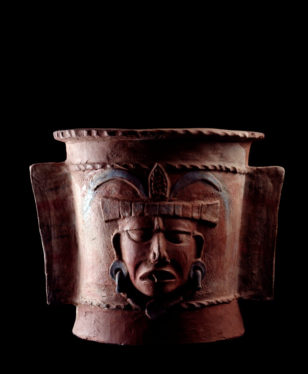 Precolombian art, Mayan civilization, late classical period: cylindrical burial urn of clay decoree of a human face. From Quiche, Guatemala. Sun. h. 38.5 x diam. 39,5 cm Guatemala, Museo Nazionale di Archeologia e Etnologia - Pre-Columbian art, Maya Civili 作者 玛雅玛雅人