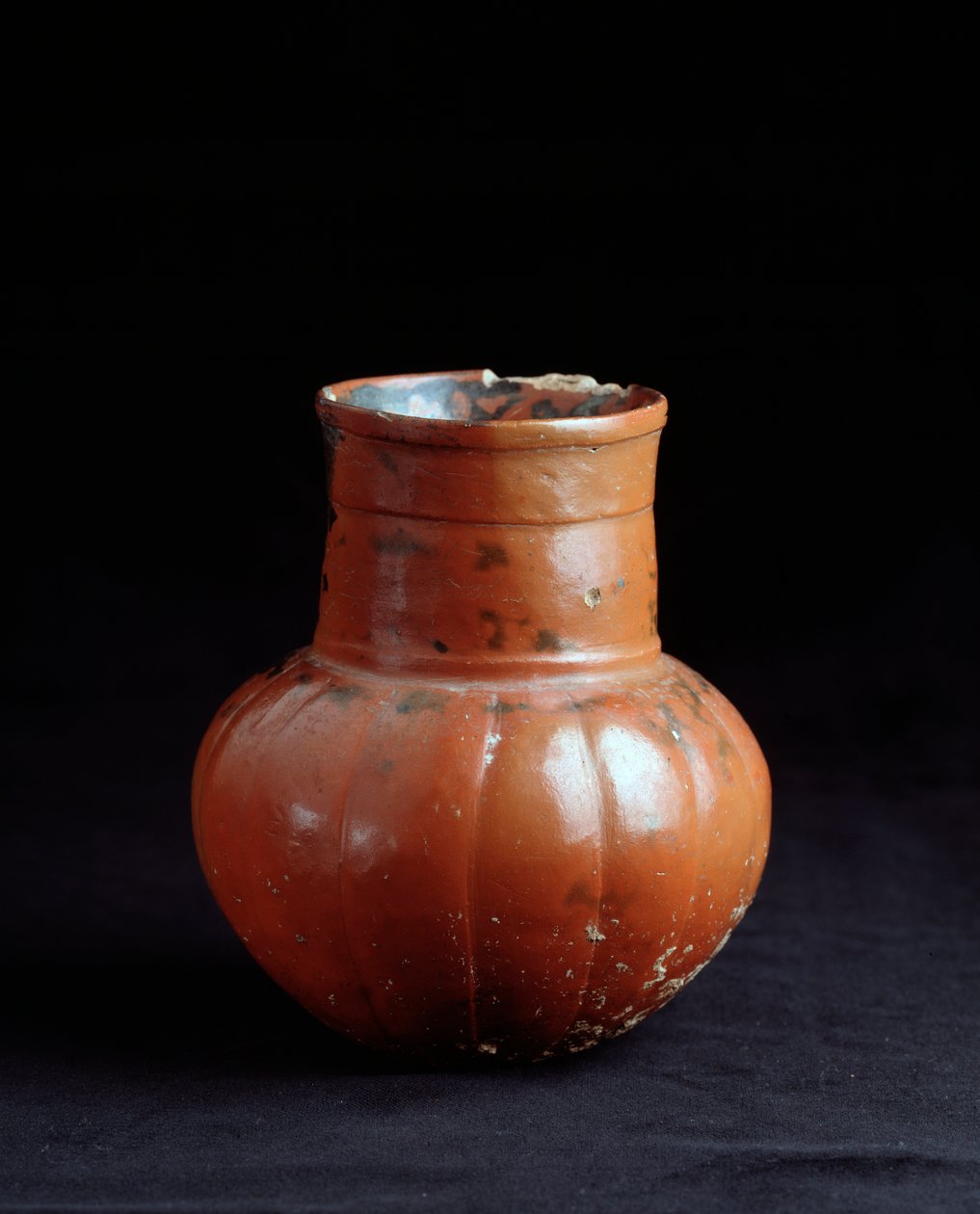Precolombian art, Mayan civilization, postclassical period: clay jar. From Los Cerritos, Chicaj, Quiche, Guatemala Sun. h. 17.5 x diam. 9 cm Guatemala, Museo Nazionale di Archeologia e Etnologia 作者 玛雅玛雅人
