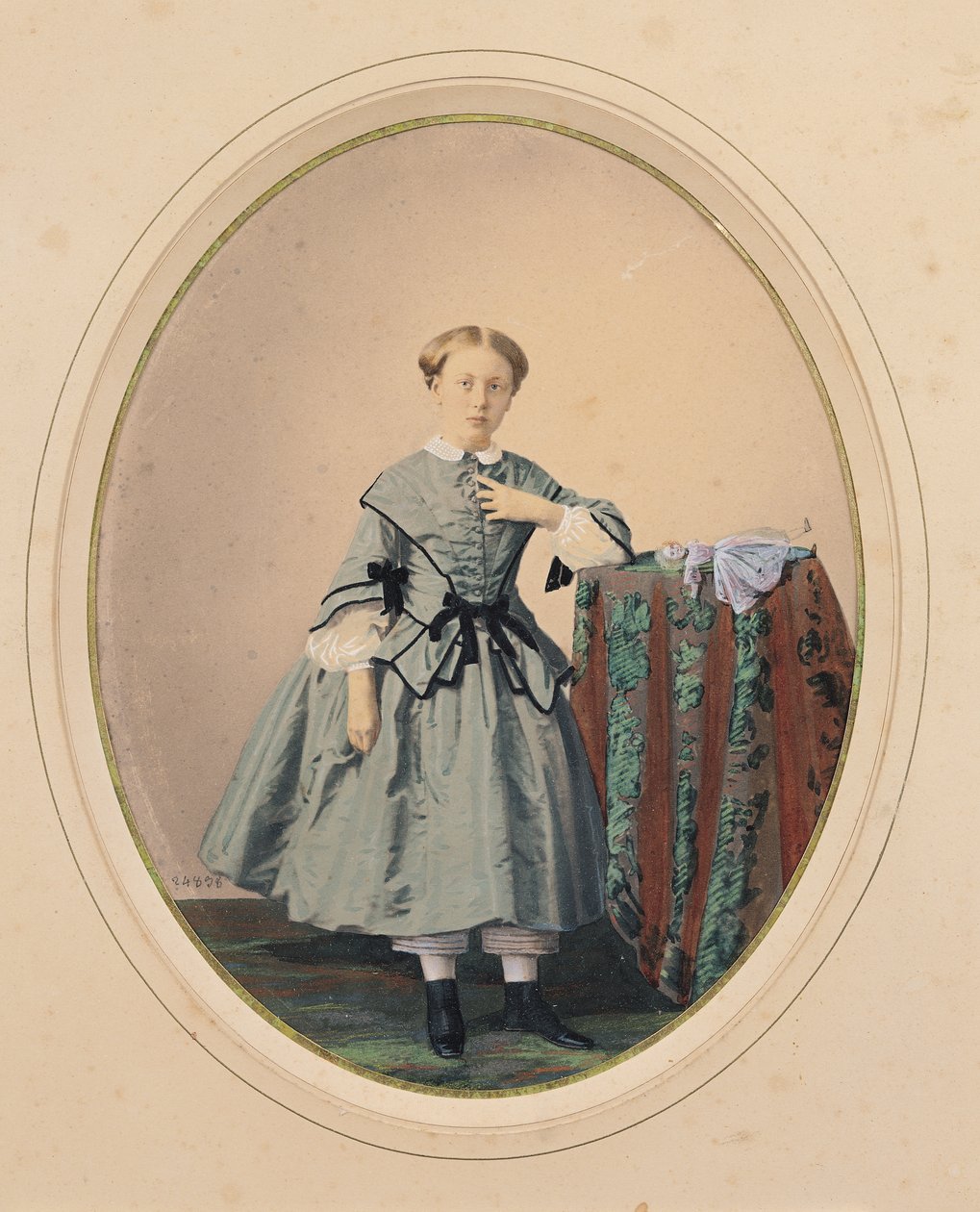 Madeleine de Malaret的肖像，Countess de Segur的Petites Filles Modeles之一（彩色照片） 作者 梅耶·弗雷斯（Mayer Freres）