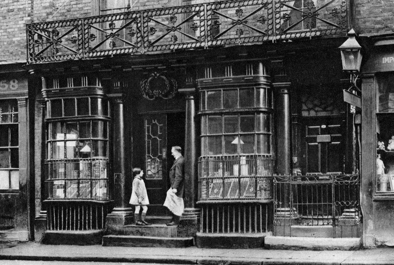 1926-1927年，伦敦毕晓普斯盖特（Bishopsgate）附近的炮兵巷（Artillery Lane）店面。 作者 麦克里什