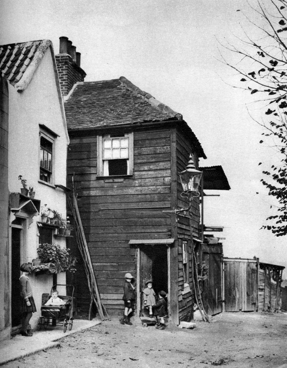 1926-1927年，伦敦海格特大街旁的汤森德院子。 作者 麦克里什