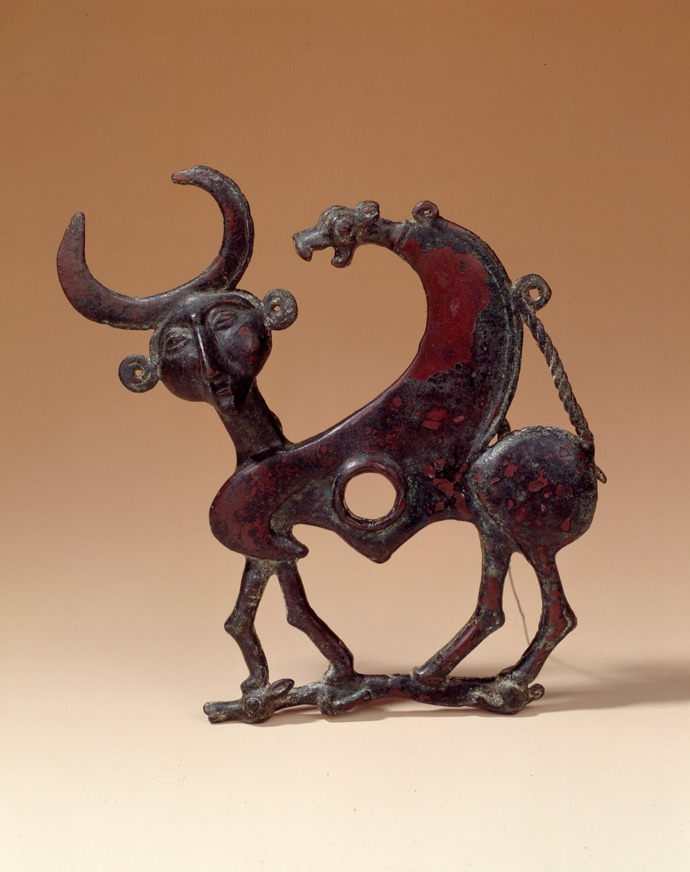 东方古物：描绘雄性怪物践踏母鹿的青铜颚板。来自Luristan。公元前750年。巴黎，卢浮宫博物馆 作者 中位学校