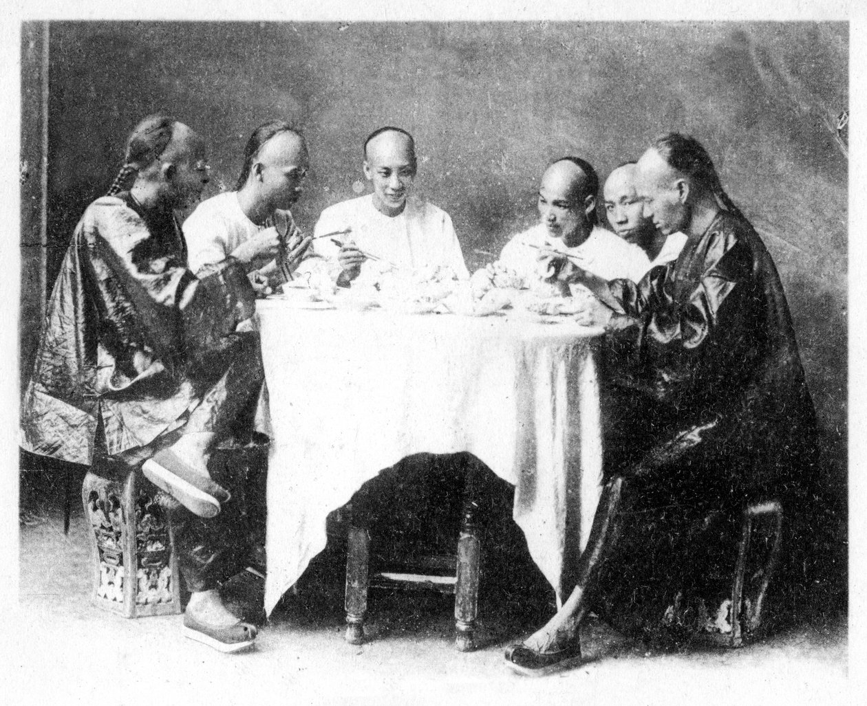 晚餐时间，中国香港，约1900年。 作者 张美玲