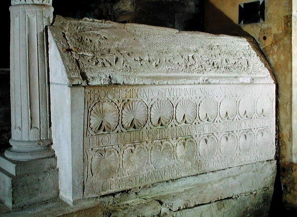在陪葬地下室的Abbess Theodechilde的纪念碑 作者 Merovingian