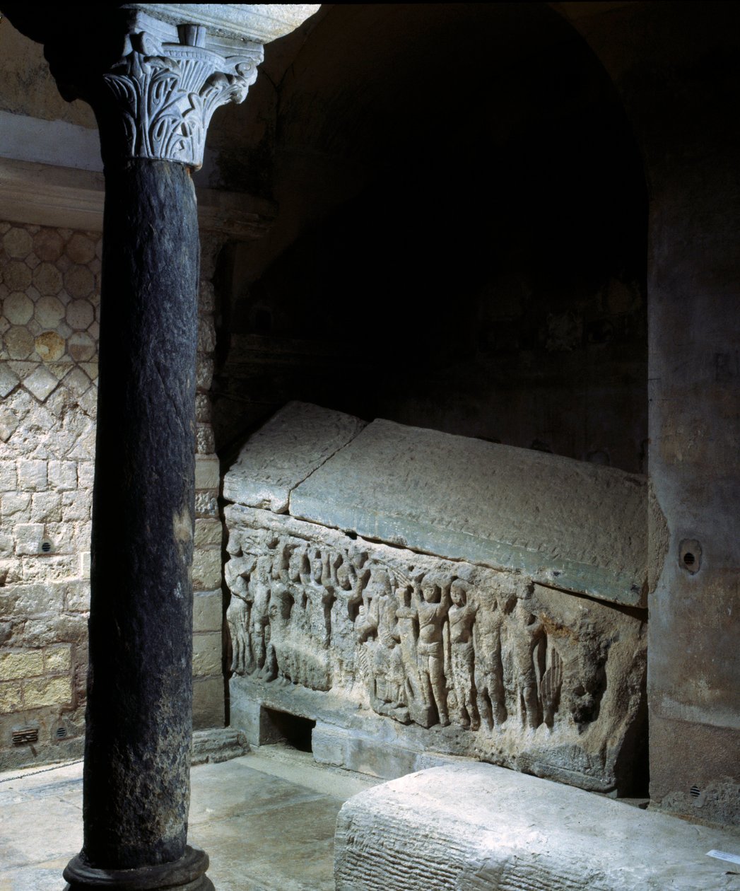 Merovingian 艺术：Agilbert 墓（7 世纪），巴黎的 eveque。 石葬纪念碑。 Jouarre 修道院（塞纳河和马恩河）。 作者 Merovingian