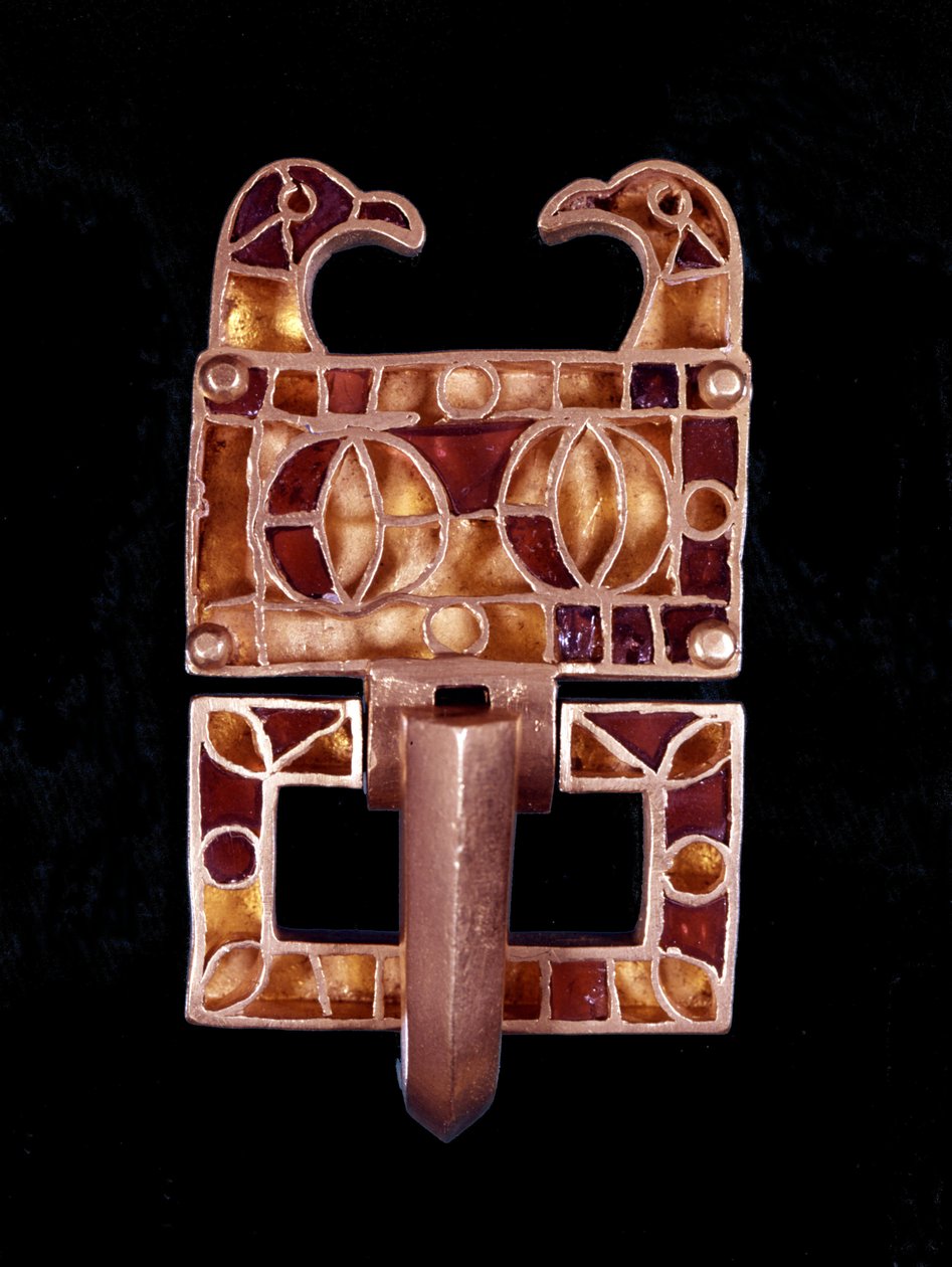 Jewel decorated with bird heads (France) from the 6th century.Musée de Saint-Germain en Laye 作者 Merovingian Merovingian