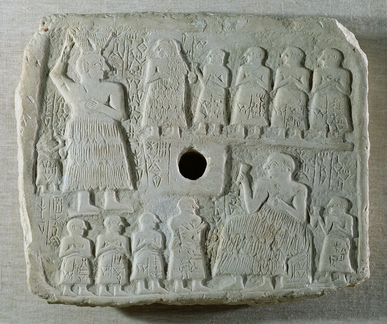 拉格什王子Ur-Nanshe及其家人建造宗教建筑的纪念性救济，来自Telloh，古代Girsu，早期王朝时期，公元前25-25-2500（石灰岩） 作者 美索不达米亚