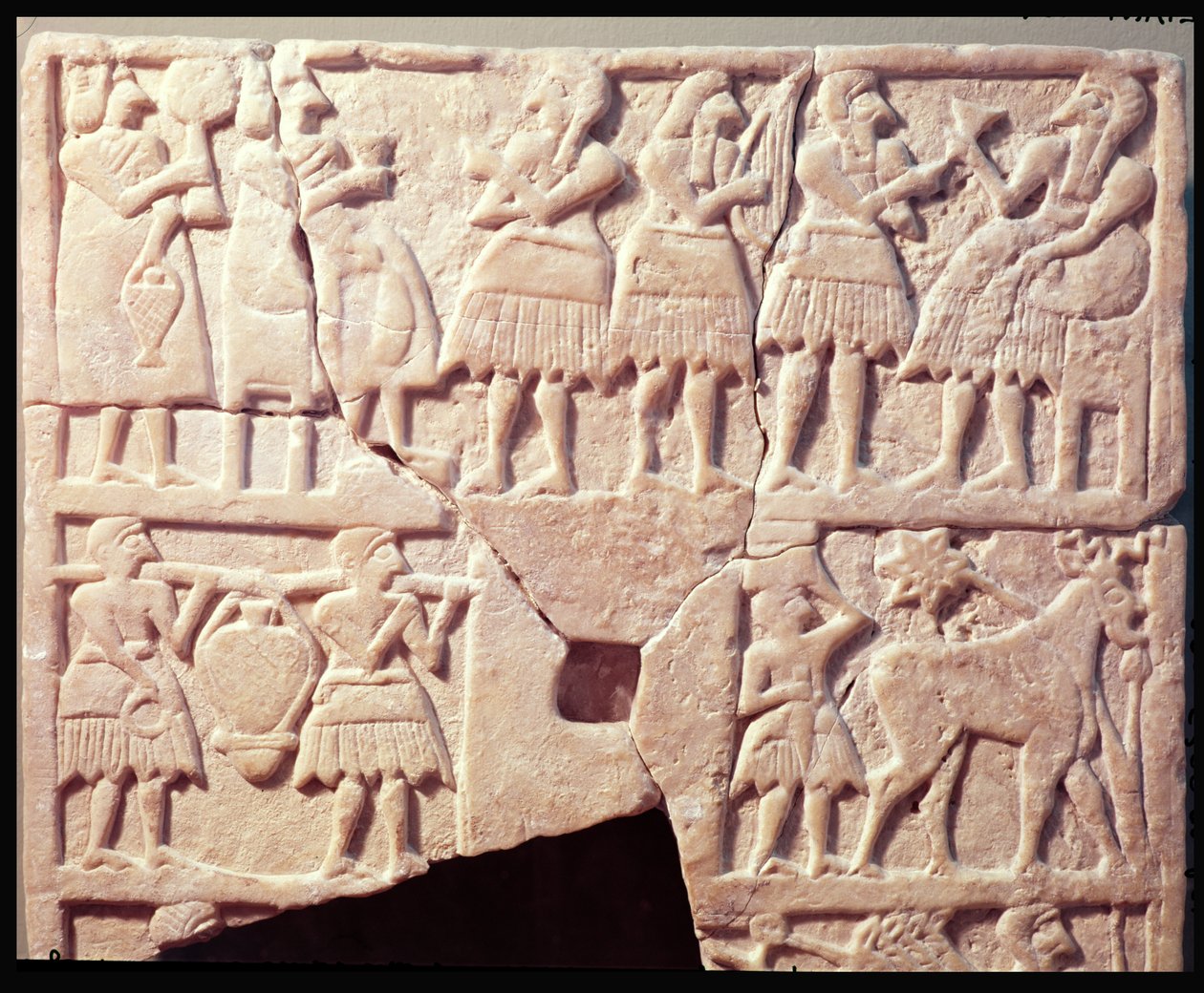 从Diyala，早期王朝时期，公元前2600年至公元前2500年的Votive牌匾描绘一个提供场景 作者 美索不达米亚