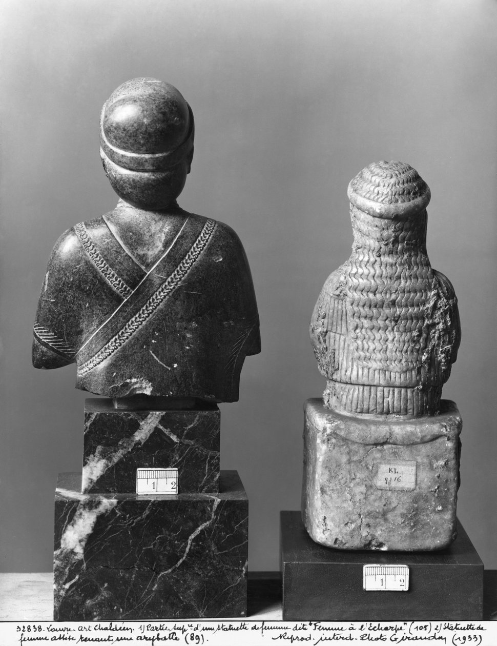 披肩的女人，女人抱着aryballos，后视图，新苏美尔人，来自Telloh，古代Girsu，公元前2150年（绿泥石）（另见286959,286960） 作者 美索不达米亚