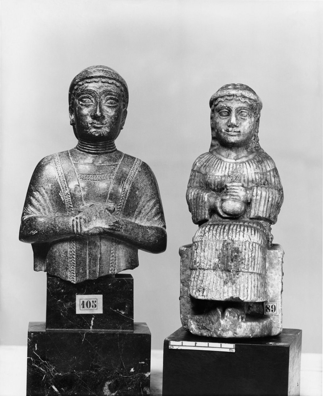 披肩的女人，女人抱着aryballos，前视图，新苏美尔人，来自Telloh，古代Girsu，公元前2150年（绿泥石）（另见286960,286961） 作者 美索不达米亚
