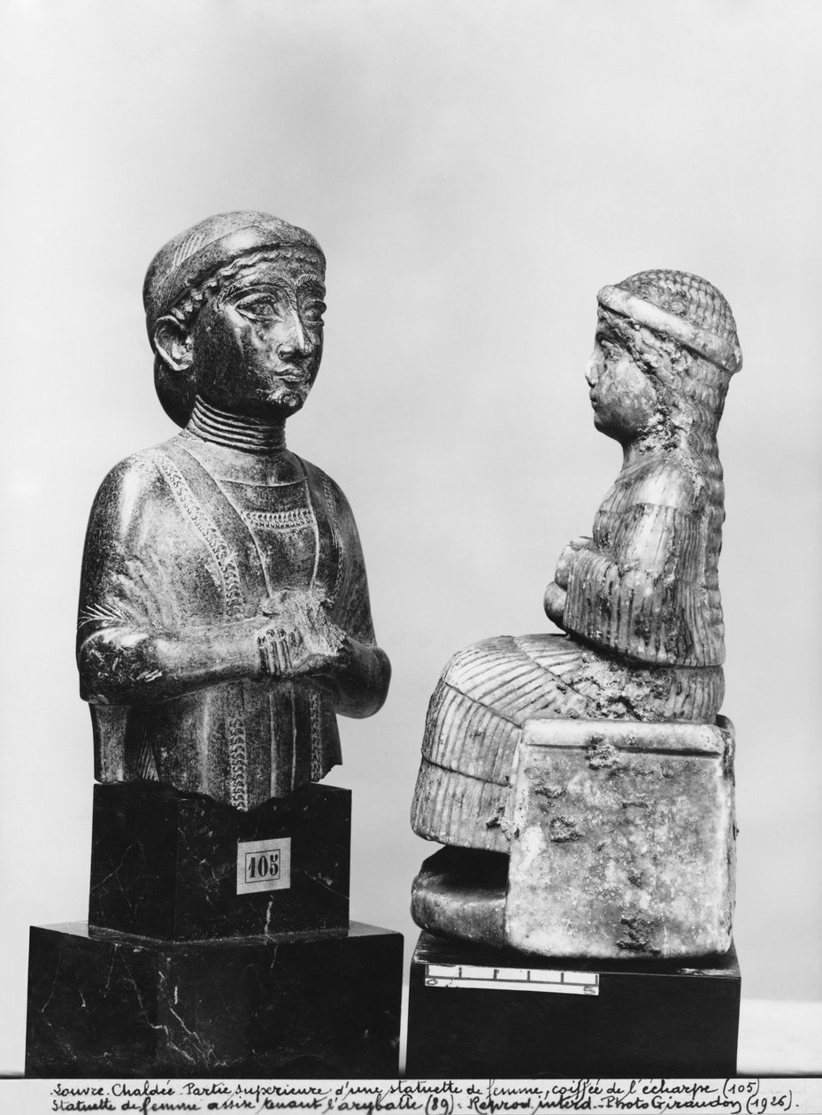披肩的女人，女人抱着aryballos，配置文件视图，新苏美尔，从Telloh，古代Girsu，公元前2150年（绿泥石）（另见286959,286961） 作者 美索不达米亚