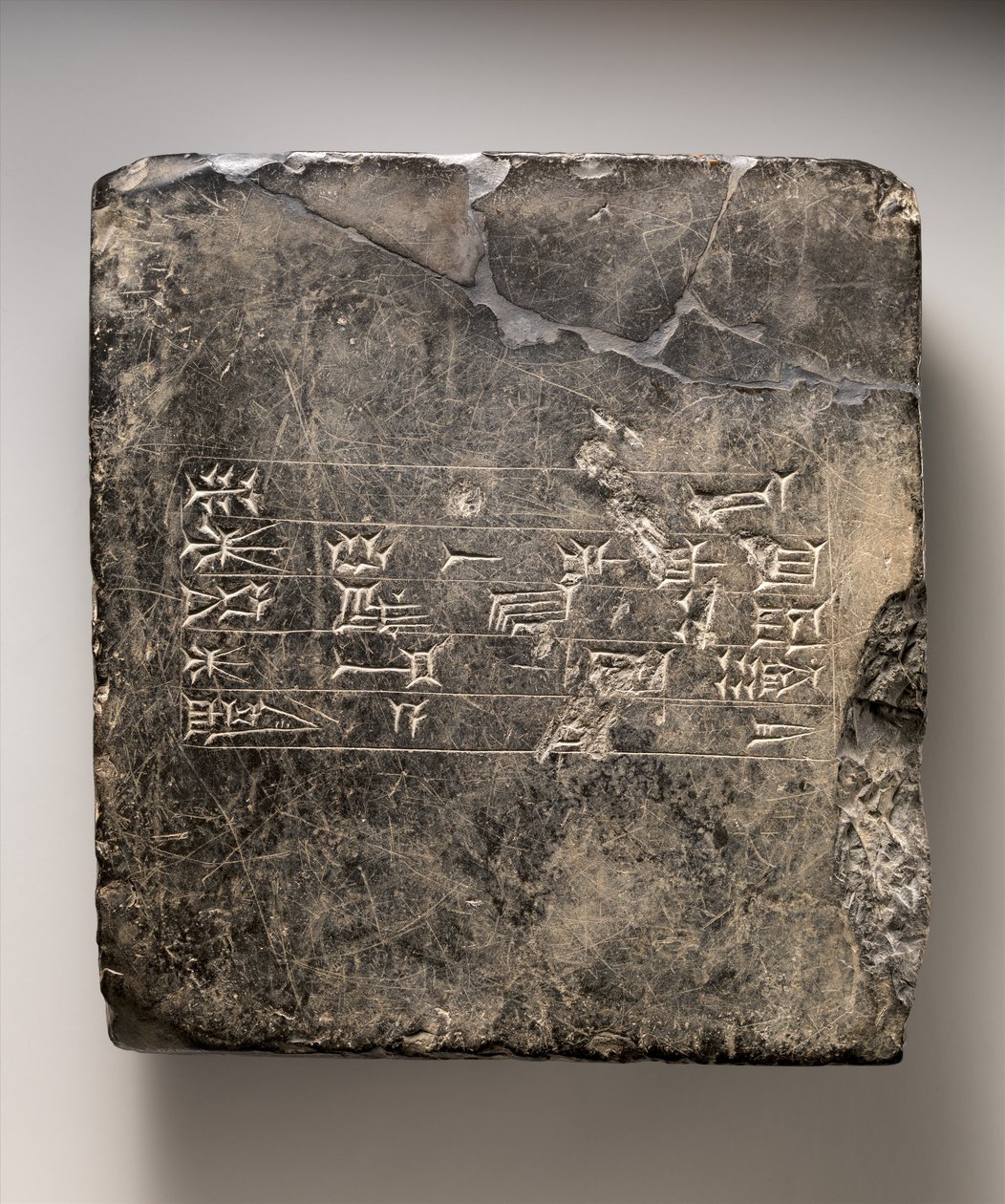 卡西特楔形文字碑，上面有苏美尔人的献词（?），来自埃库尔，约公元前16-15世纪（黑色大理石 作者 美索不达米亚