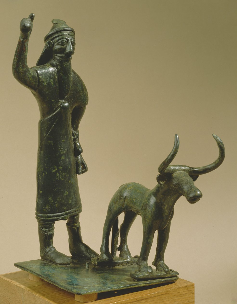 牵牛的人，来自乌尔，汉谟拉比时期，约公元前1800-1600年（青铜）。 作者 美索不达米亚