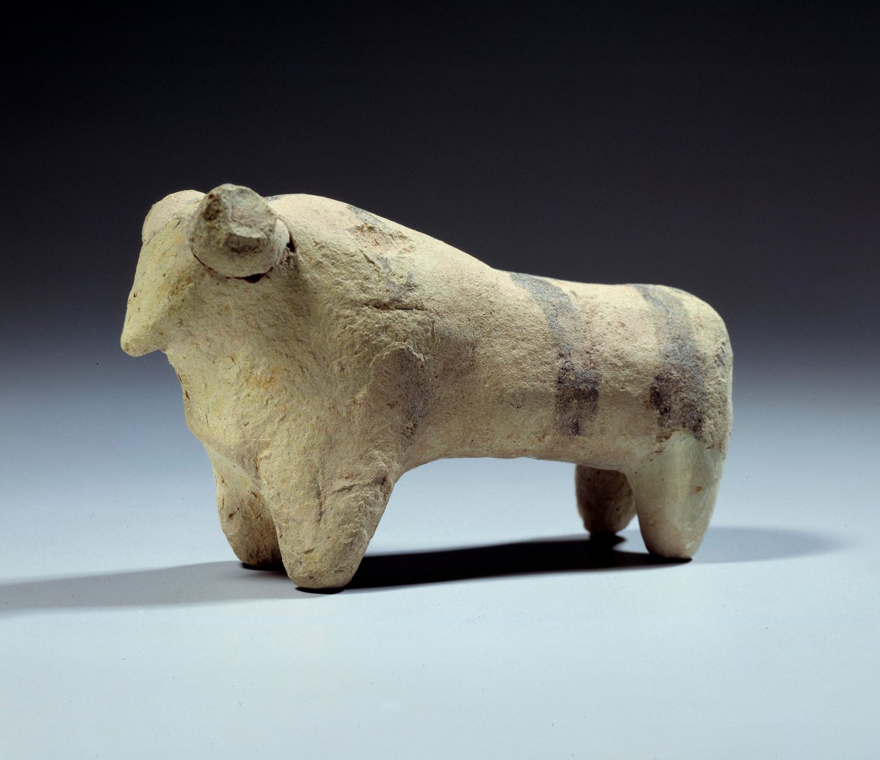 Medopotamie：带有彩绘条纹的赤土公牛雕像。 奥贝德时期（公元前 5000-4000 年）公元前 4700-4200 年。 巴黎，卢浮宫博物馆 作者 美索不达米亚