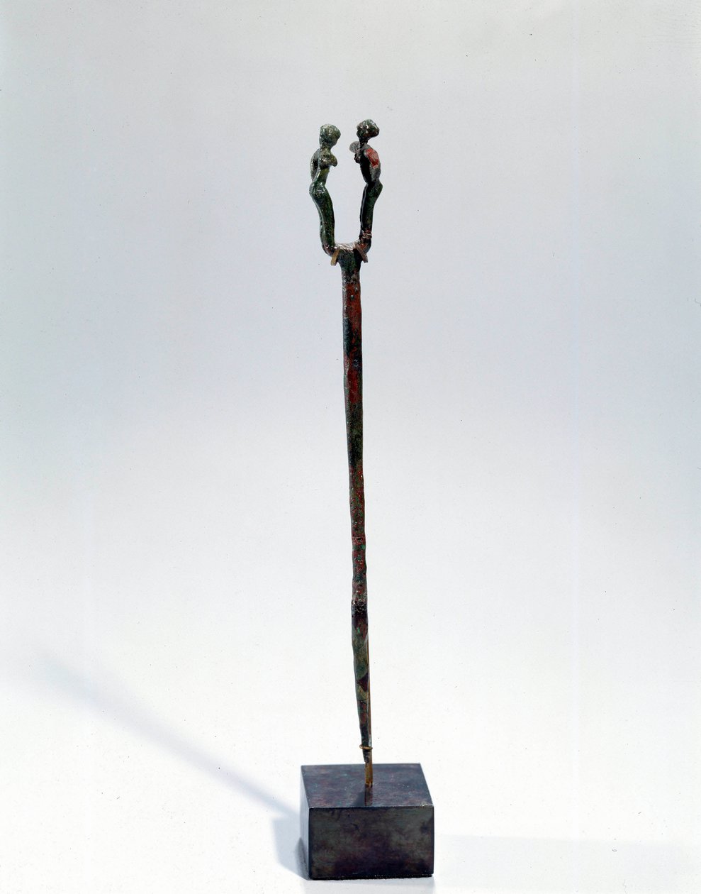 东方艺术：钉两个字符的头饰。 青铜器，约公元前 3300 - 3200 年（乌里克时期，美索不达米亚）。 来自泰洛。 高 18 厘米。 巴黎，卢浮宫 作者 美索不达米亚
