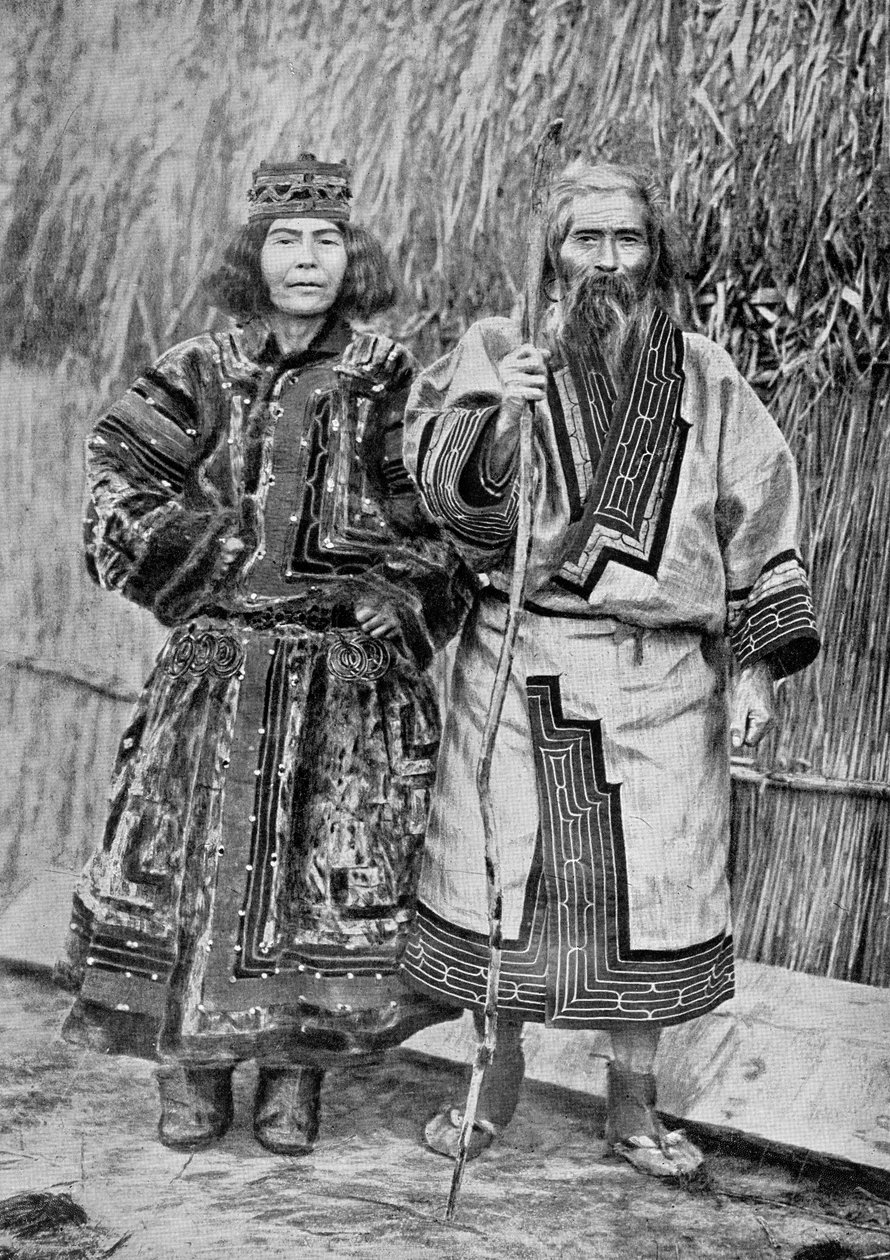 阿伊努夫妇在传统的阿伊努人家外的芦苇茅草屋，19世纪晚期（bw照片） 作者 鹿岛先生和Suwo先生