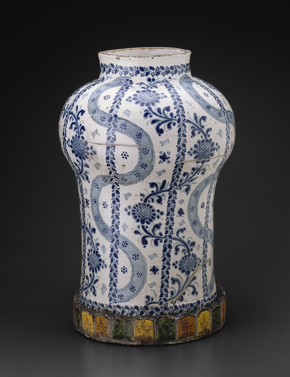 带有垂直流带的罐子和带有向日葵状花朵的藤蔓，1700-50 作者 墨西哥学校