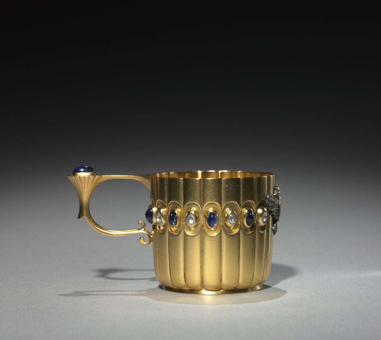 微型杯，彼得·卡尔·法贝热（Peter CarlFabergé）（1846-1920）所制，1896年之前（金，钻石，蓝宝石） 作者 迈克尔·埃夫兰皮耶维奇·佩尔金