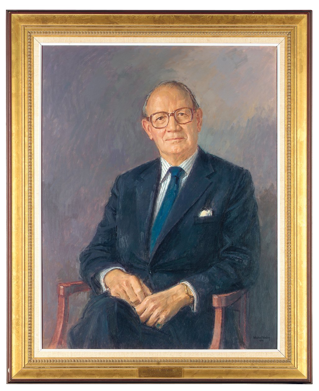 奥丁顿勋爵（Lord Aldington）的肖像，坐着穿着深色西服 作者 迈克尔·诺阿克斯（Michael Noakes）
