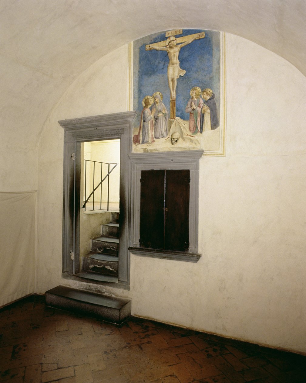 一个和尚的牢房的视图装饰着由Fra Angelico（1387-1455）的“圣徒被钉十字架” 作者 米歇洛佐·迪·巴托洛梅奥