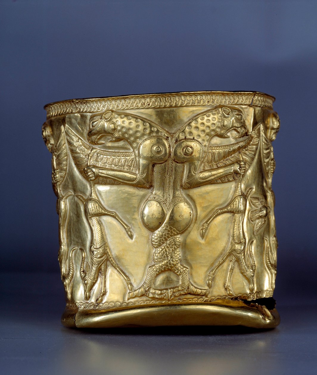 东方古代艺术：电杯，代表着温室交错的怪物，大约公元前 1200 年。 来自伊朗北部。 巴黎，卢浮宫 作者 中古花岗岩时代