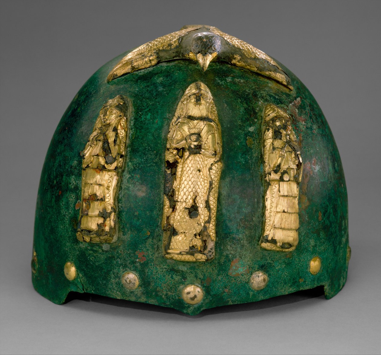 头盔上有神像，下面是一只伸出翅膀的鸟，约公元前1500-1100年（青铜，沥青上的金箔）。 作者 中古花岗岩时代