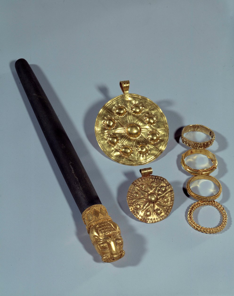 磨刀石和造粒环。 来自伊朗西南苏萨遗址。 公元前 1150 年。 巴黎，卢浮宫博物馆 作者 中古花岗岩时代