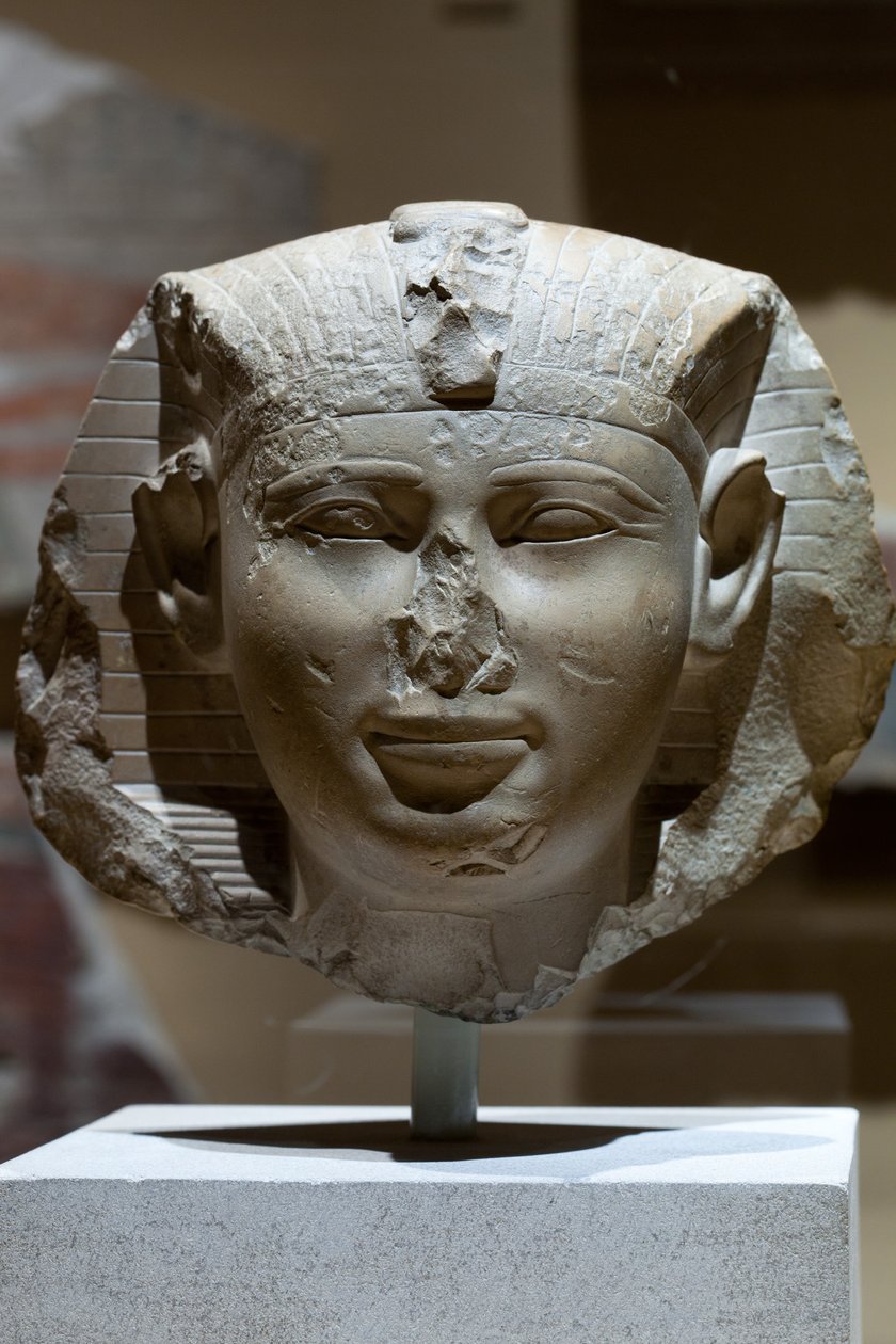 国王的头，可能是Seankhkare Mentuhotep III，c.2000-1988 BC（石灰石） 作者 埃及王国