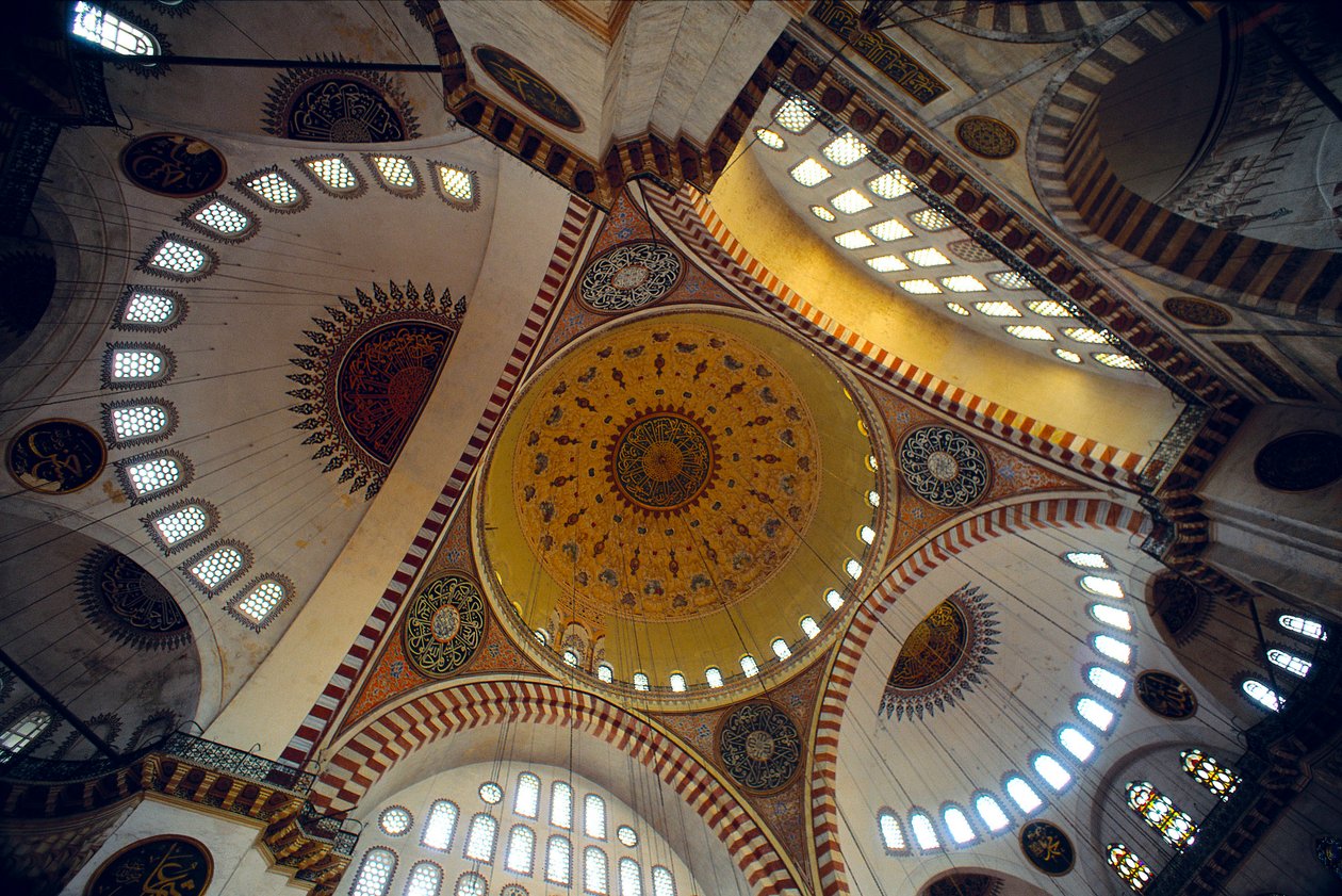 苏莱曼清真寺的内部 作者 米玛·思南（Mimar Sinan）