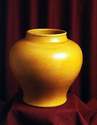 罐装饰有亮黄色珐琅，16世纪晚期（瓷器） 作者 明代中文学校