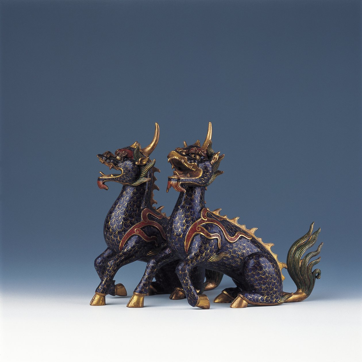 一对坐麒麟（景泰蓝珐琅和镀金青铜） 作者 明-万历时期华文学校
