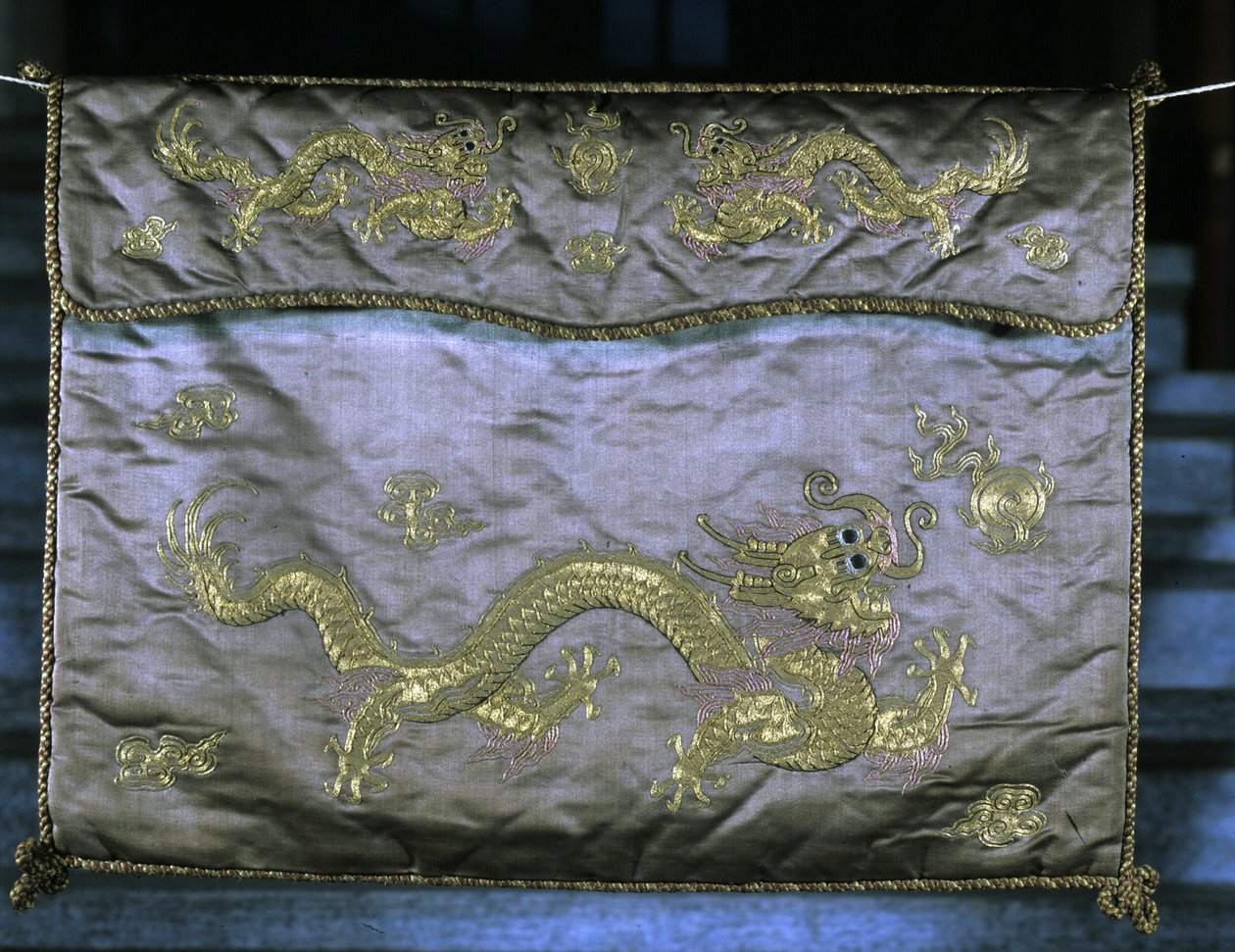 明代（1368-1644）金龙纹真丝织品。 作者 明代中文学校